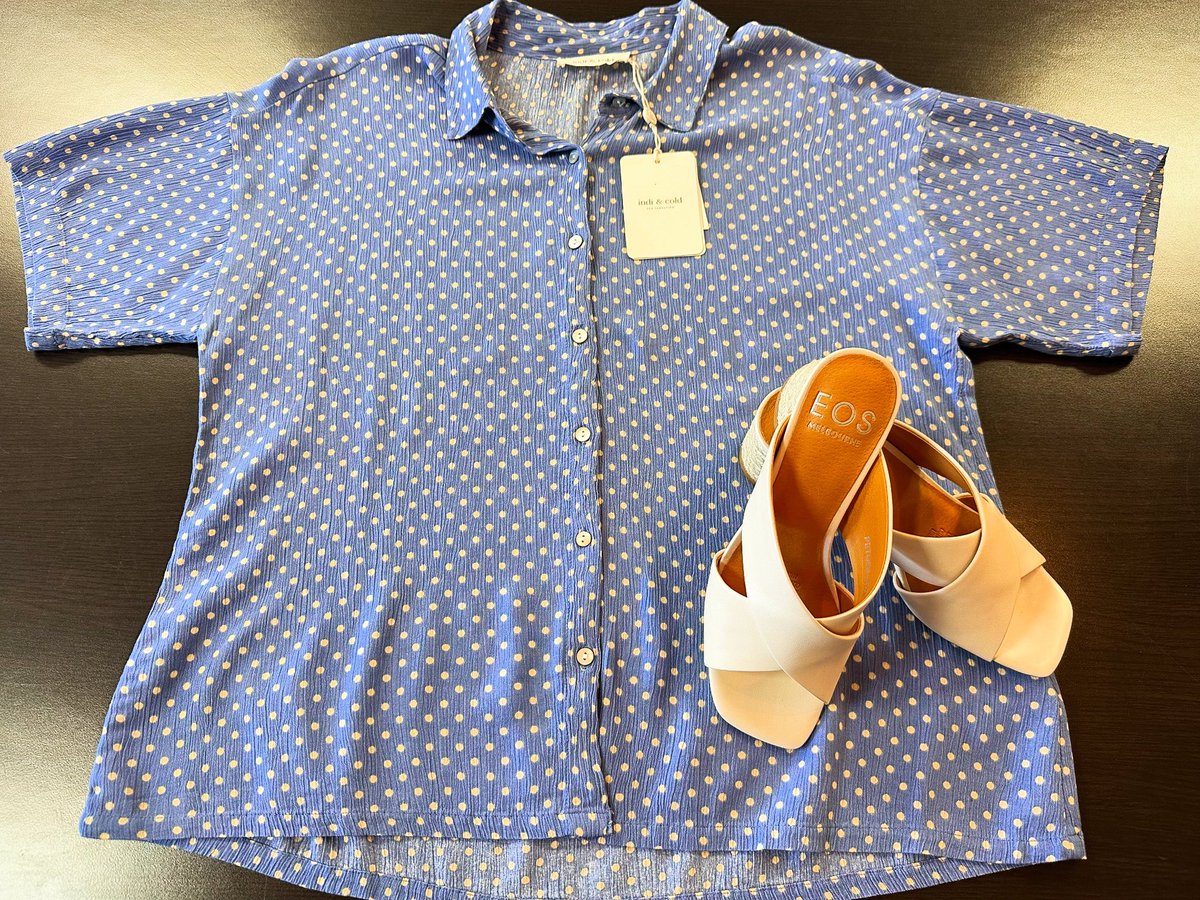 Relaxed fit top by Indi & Cold and EOS sandals. #manotick