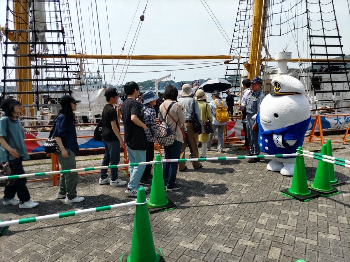 kitakyushu_port's tweet photo. 昨日、#帆船BLUEOCEANみらいへ⛵️は体験航海の後、歓迎訪問や一般公開を実施したキュ❗️

#門司みなとアンバサダー から、花束やバナナを贈呈したヨ💐
一般公開は、約1,000人もの方が来てくれたキュ♡✨

今日もセイルドリルなどを実施するから、みんな来てね❗️

#スナQ #みなとオアシス門司港 https://t.co/Sk2d3qCd63