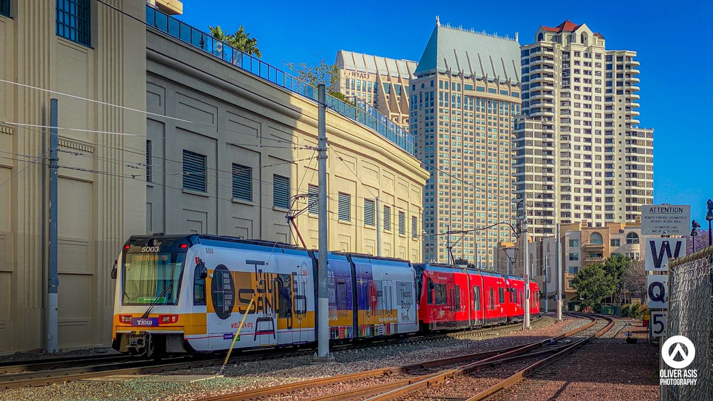 A Green Line Trolley heads toward Santa Fe Depot. #sandiego #sandiegotrolley #greenlinetrolley #trolley #publictransportation #sdmts