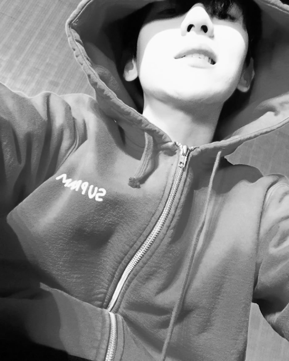 hourly baekhyun 🤍 tweet media