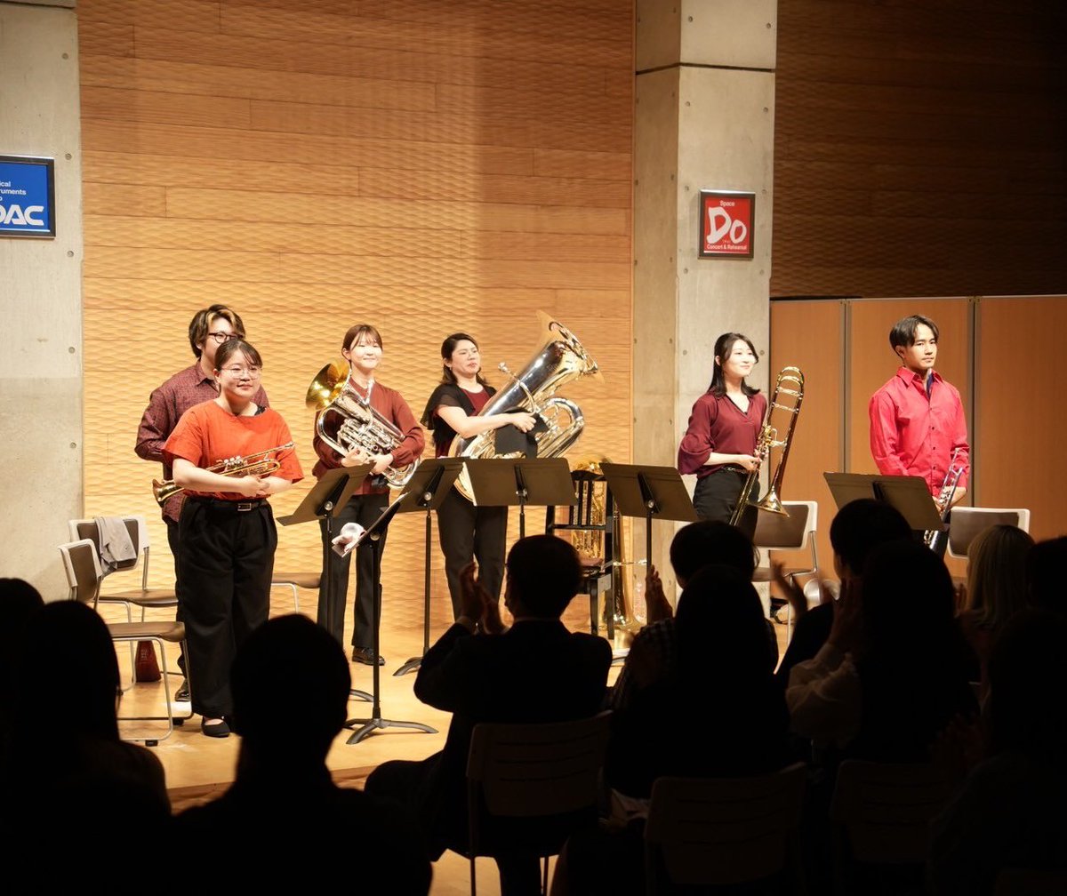 BEdice6's tweet photo. 昨日、Dice初お披露目となる「Brass Ensemble Dice DEBUT CONCERT」が無事終演しました✨
演奏会に関わっていただいた全ての方々に感謝の気持ちでいっぱいです！本当にありがとうございました！
今後のコンサート等も計画中ですので、お知らせをお待ちください📢
これからのDiceの活動もお楽しみに🎲 https://t.co/sgYsa9Gt6N