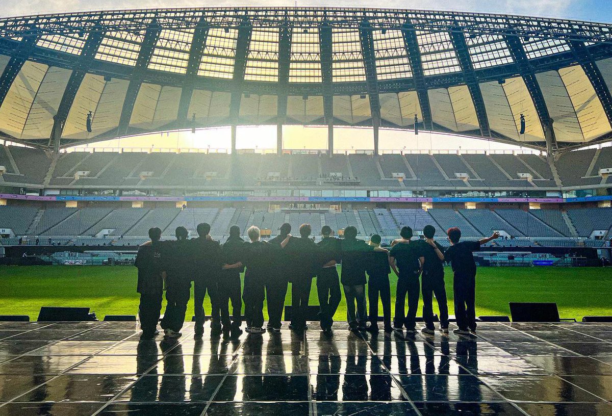 wonubliss's tweet photo. SEVENTEEN making history and  fulfilling their dreams together. 🤍 https://t.co/oFhoLU77dY