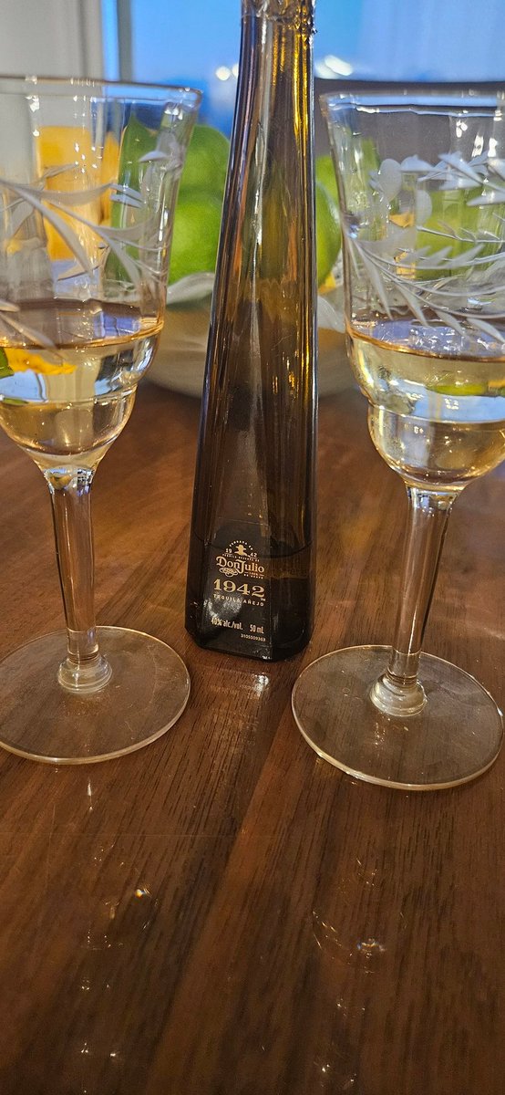 alderman_dee's tweet photo. Long week at work,  good friends and aged tequila 🤪! Life is good
#multiplesclerosis #MSFIGHTER https://t.co/hCdh3ddZ43