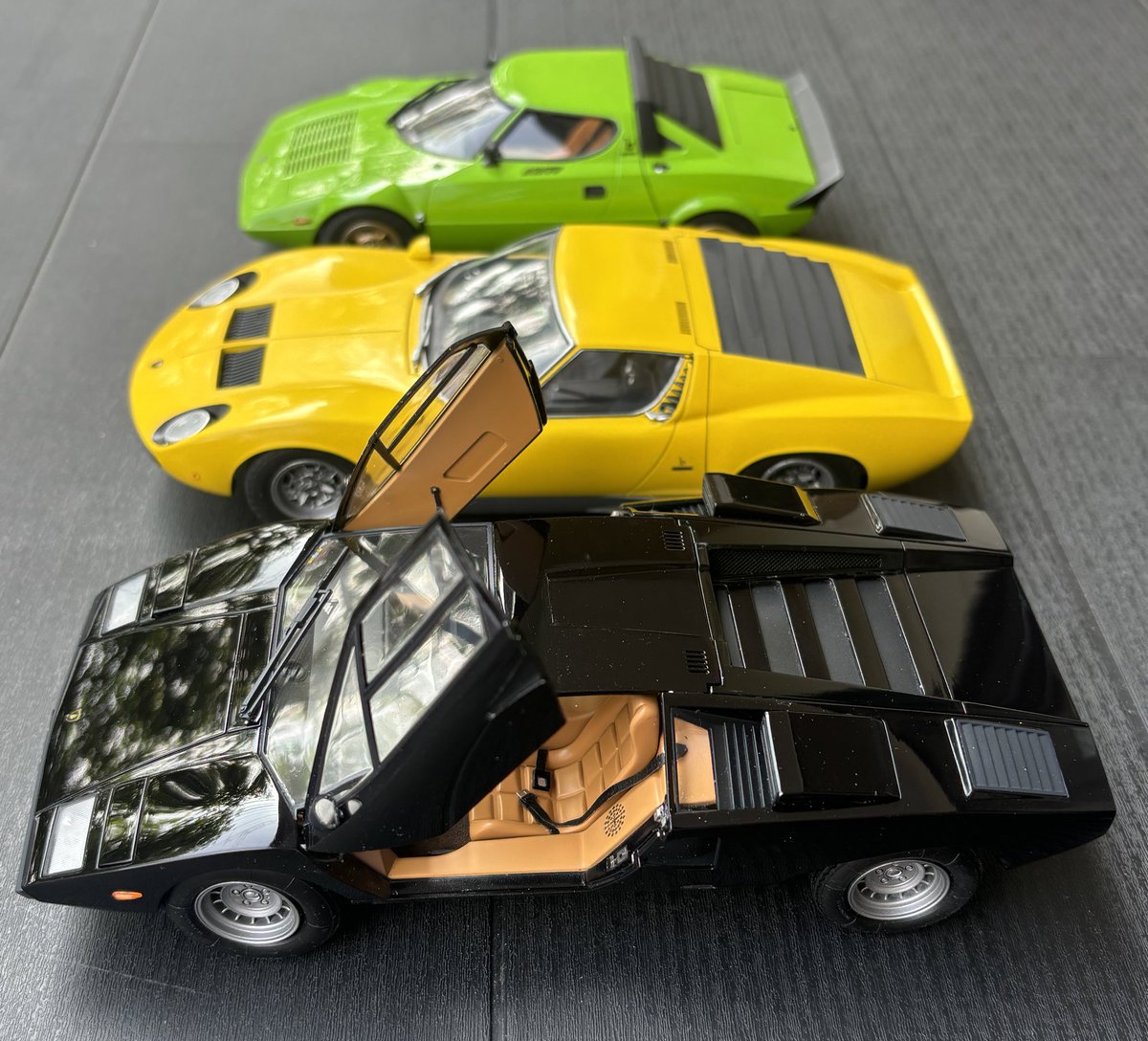 cooper55874890's tweet image. #2mgandini  番外
マルチェロ ガンディーニ。
ホント偉大なデザイナーです。
私の幼い頃からこれらのクルマは別次元でカッコいいと素直に思いました。今回カウンタックLP400を私の1/24自動車博物館に収めることができました。
プラモだから可能ですが、実車なら3台でいくらの価値があるんでしょうか😆