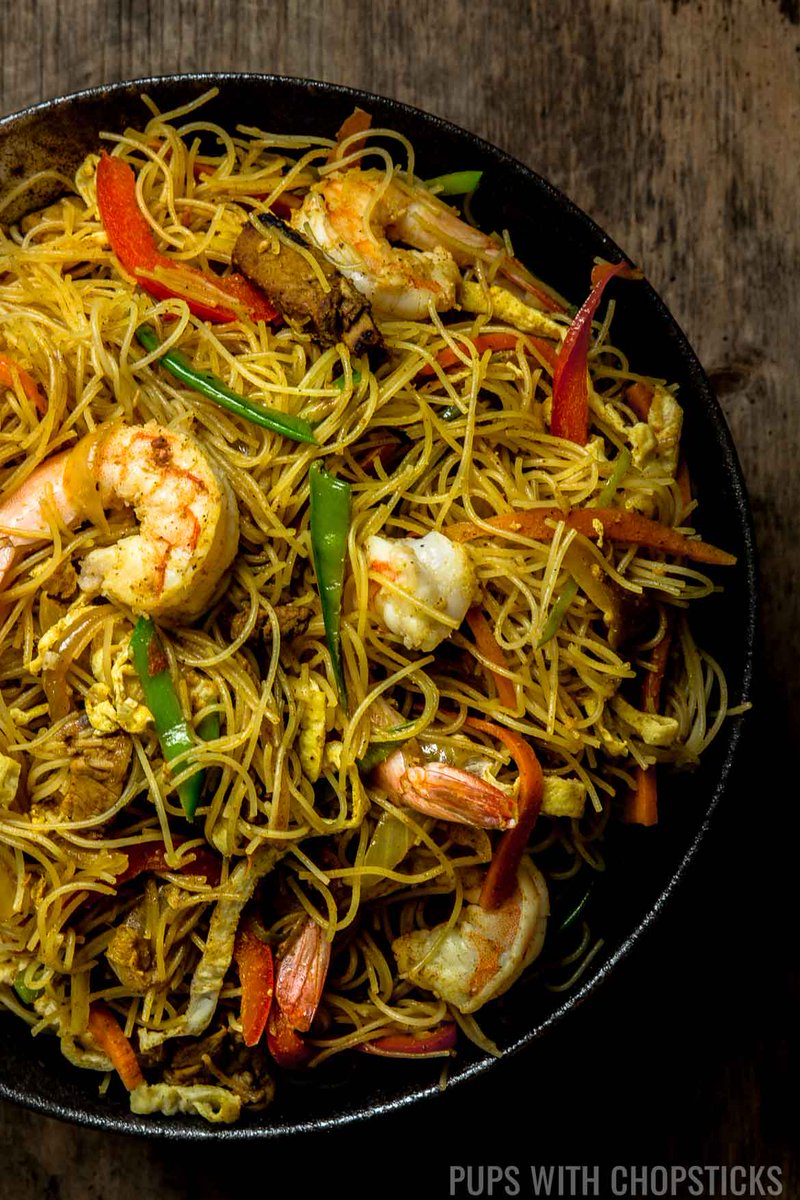 Singapore Noodles (Singapore Mei Fun) Recipe: pupswithchopsticks.com/singapore-nood… #foodie #Nomnom #asianrecipes #asianfood