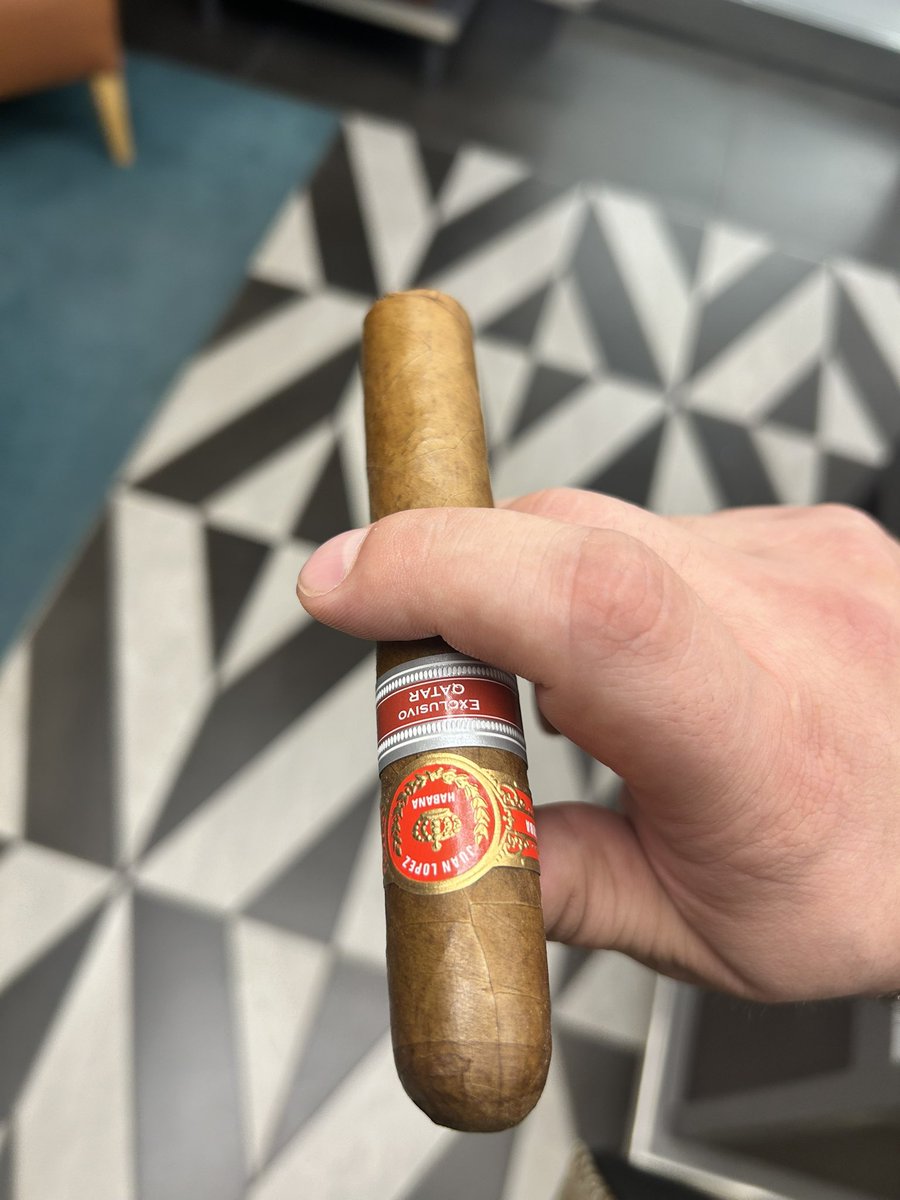 majdaridi1's tweet photo. Limited edition Exclusive Qatar Juan Lopez #cigar #cuban #robusto #cubancigars #Qatar #Doha https://t.co/McpzBsb8DK