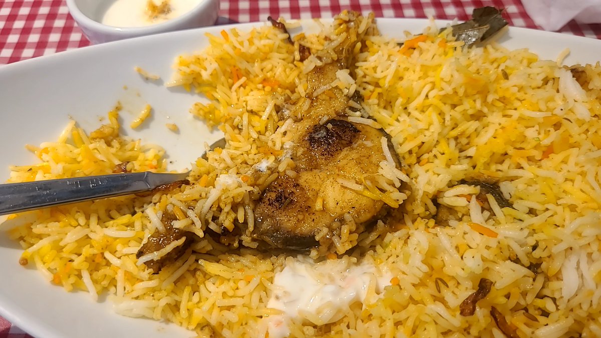 ランチはお魚のビリヤニ😋☀️

インドの炊き込み飯🍚最初！でてきたとき魚がなくてアレって思いましたが…ほじくり返してお魚発見できました😆✨
淡白な魚がスパイシーでパラパラのライスによくあいます😋
時々、酸味のきいたヨーグルトと混ぜると味変して旨かった👍
次回いくことがあればチキンかな😁