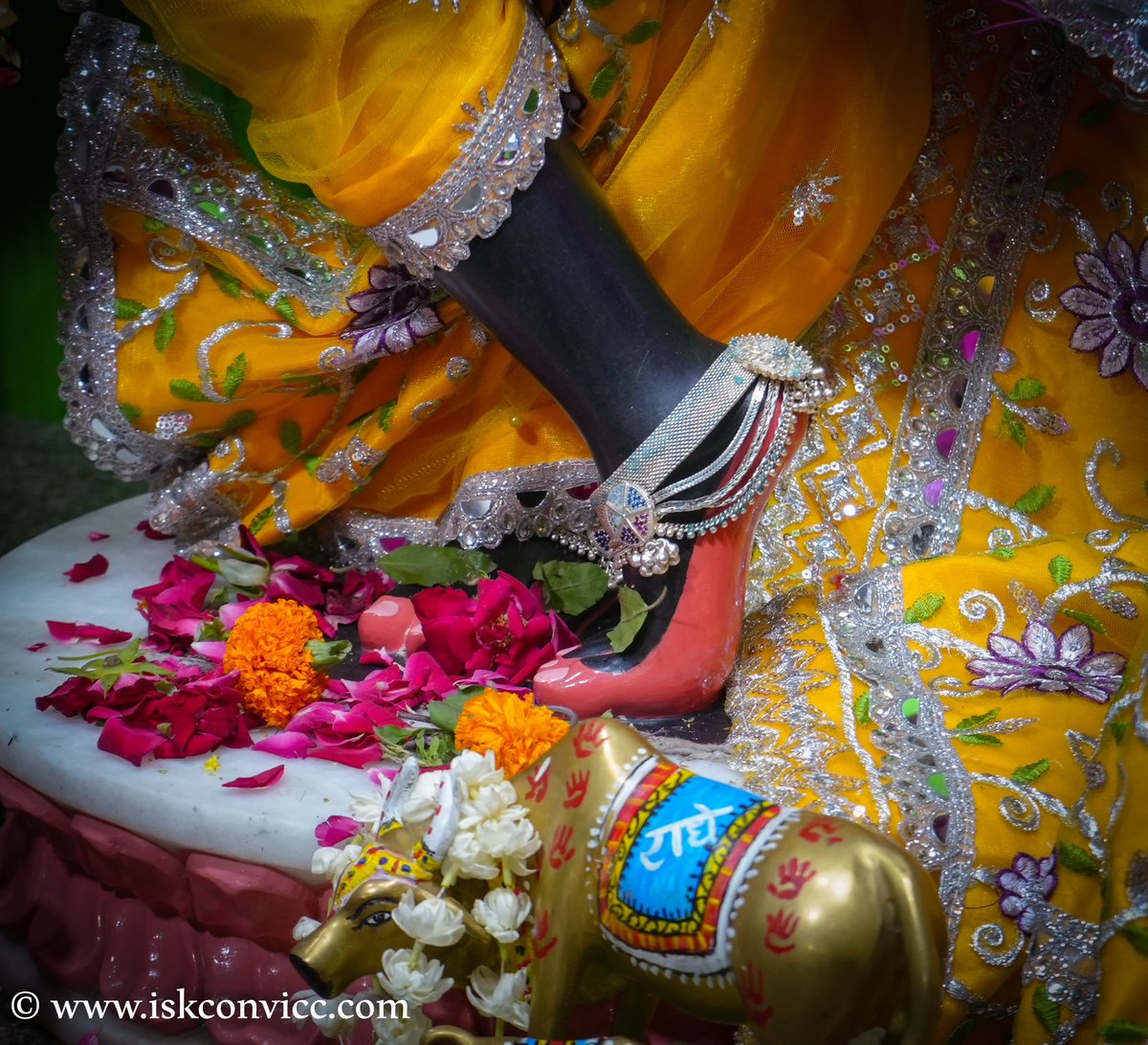 iskconvicc's tweet photo. Śrī Śrī Radha Gopal Darshan - 26/5/2024 @iskconvicc
#srisriradhagopal #iskconvicc #isoconvaranasi #iskcondarshan #iskcontemple #iskcondelhi #iskconworldwide #dailydarshan #instagood #dailyinsta #beautifuldarshan #god #sunday #mangala #darshanaarti #radhakrishna #haribol https://t.co/4ATwfkcFF3