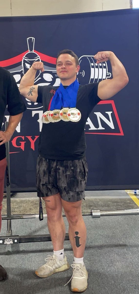_Im_Cam_'s tweet image. Another above mediocre performance from ya boi
501 squat (prolly had more)
320 bench (definitely had more)
501 dead (injury stopped me from going up)