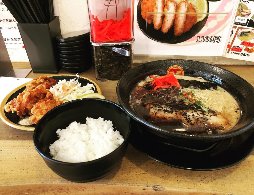 rpuertas008's tweet photo. "豚骨ラーメン食べたくなったら行く所。ラーメン黒（にんにく香るマー油）、唐揚げ、食べきれないので白ごはん半分のセットがお気に入り。 #レブル #レブル250 #rebel250 #バイク #bike #rebel #honda #ホンダ #ラーメン #豚骨ラーメン" "豚骨ラーメン食べたくなったら行く所。ラーメン黒 https://t.co/x8nECrWd7b