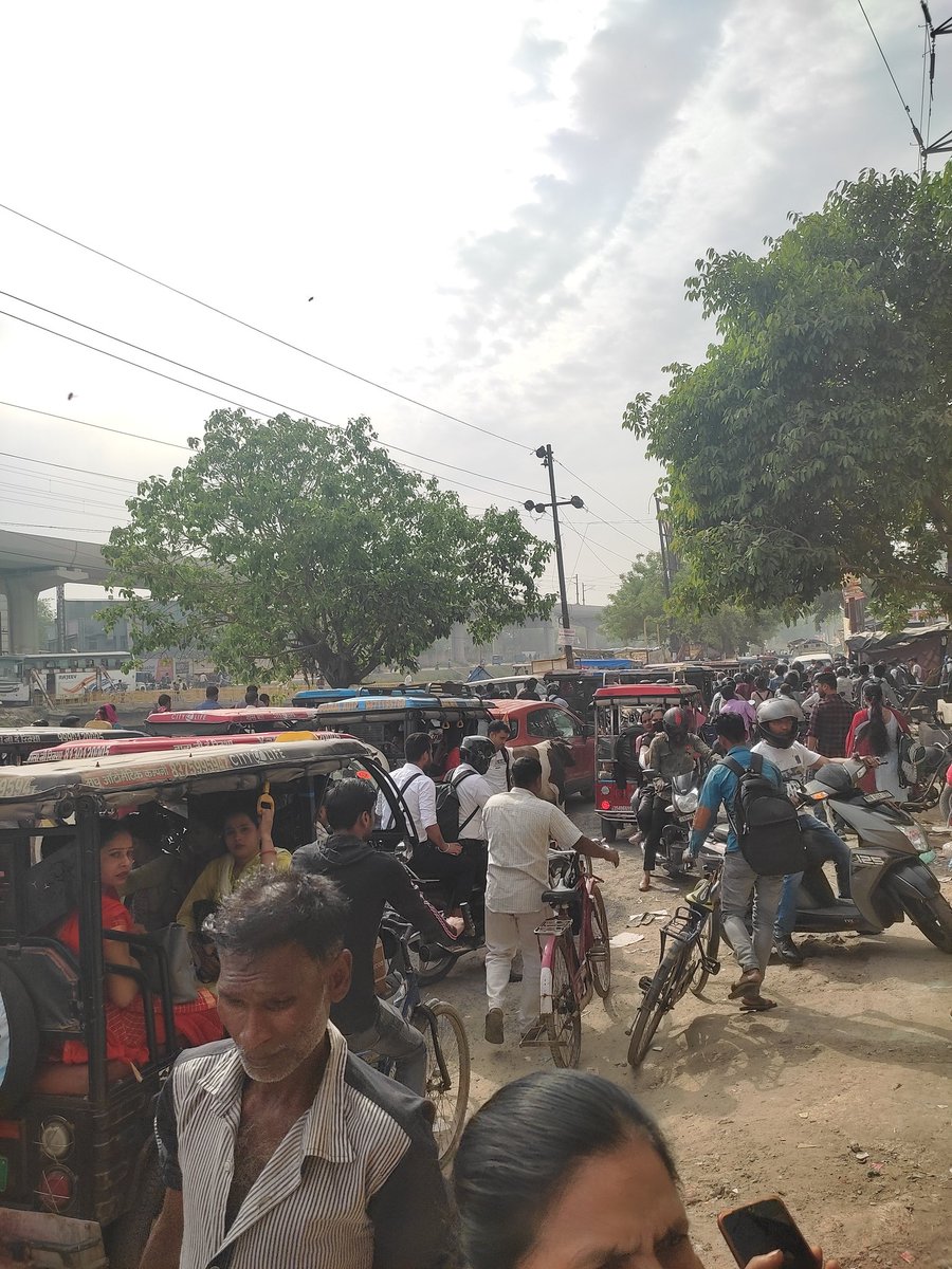 PrashantGoyal41's tweet photo. #SalarpurMaangeNayaPul
सेवा में, निवेदन है कि नयें पुल का निर्माण शीघ्र किया जाए, ताकि लोगों को जाम व जान से शीघ्र निजात मिल सके। निवेदक टीम गाँव सलारपुर खादर।
@Irrigation_Auth @noida_authority @noidapolice @PankajSinghBJP @OfficeMahesh @CMOfficeUP @narendramodi @rashtrapatibhvn https://t.co/8mT7MIOLPo