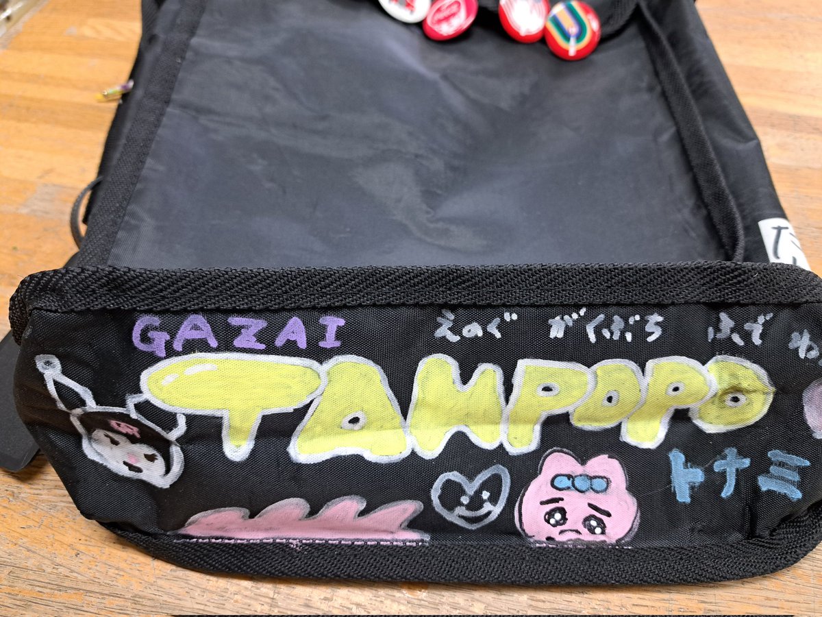 女子高生がスクールバッグの裏にポスカなどで落書きするのが流行って