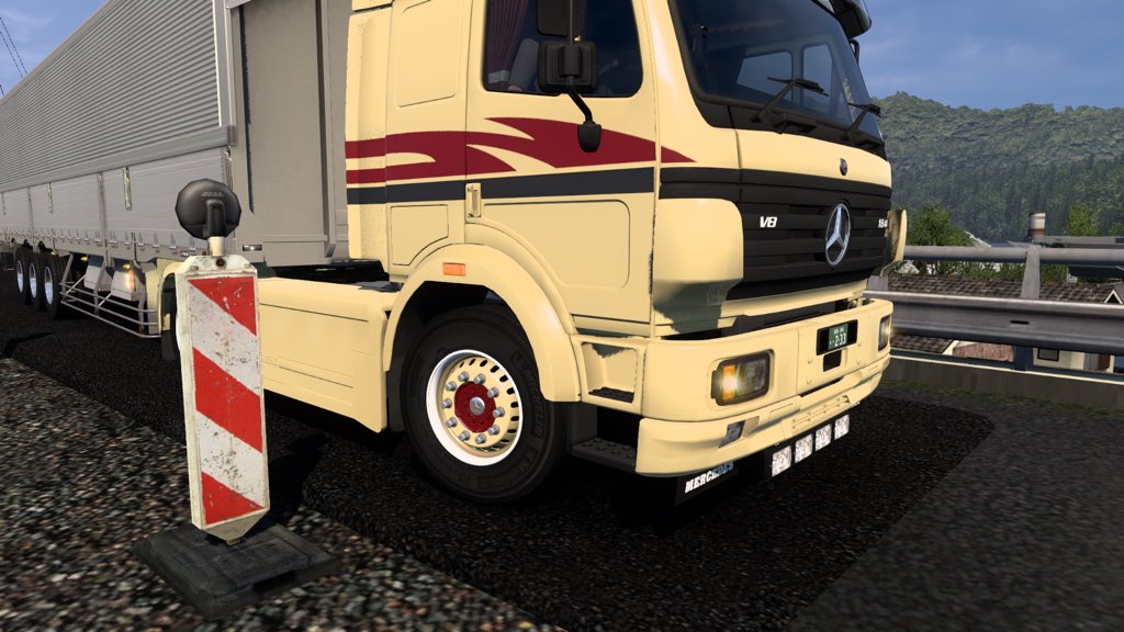 MC506CHA's tweet photo. #Mercedes-Benz SK by XBS
And RHD Addon by Indo Project 
Trailer by This. 
#MercedesBenz #MercedesBenzSK 
#ETS2 #ETS2JP #TOHOWING #WINGBOX #JP_Wingbox https://t.co/nKwD5hcSbn