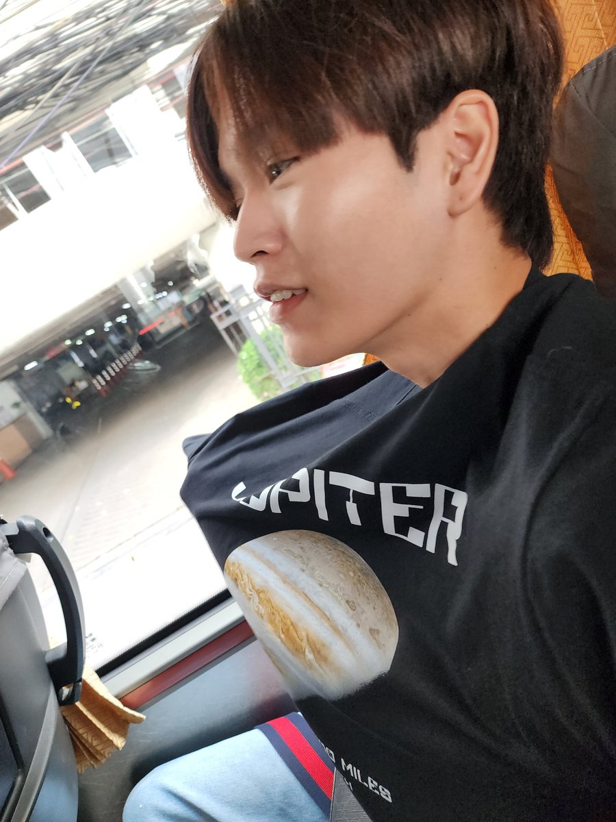 ยังไม่ถ่ายรูปครับ คนข้างๆยังใส่เสื้อผิดด้านอยู่ #GMMTVOuting2024