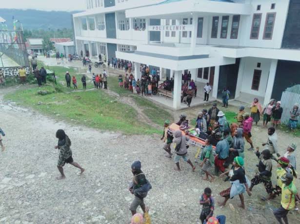 Warga beserta Petugas Medis mengevaluasi Pasien dari Rumah sakit Madi Ke rumah masing-masing karena RSUD Madi di huni oleh TNI/POLRI