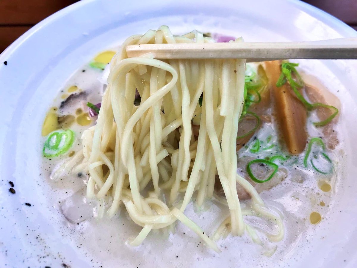 今日1番行きたかった話題の新スポット「裏路地ラーメンテラス」へ🍜 今日もめっちゃ混んでいた…💦 まず食べたかったラーメンを無事に食べた✨ めっちゃ美味しかった😊 #えふめし #裏路地ラーメンテラス #麺鐘馗