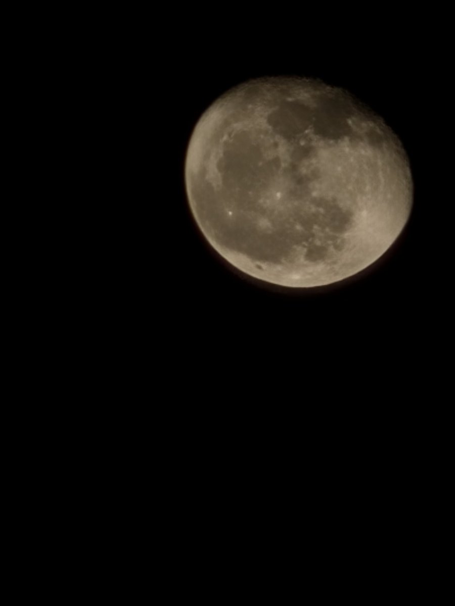 10:25 pm
Some music... Finally 

Anyway... I took this picture of the moon at 30x zoom

#sashi
#jamaica