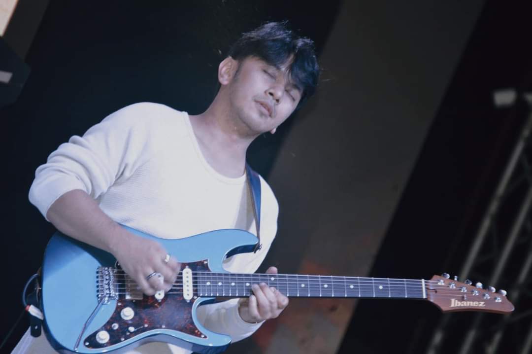 iamsobadzzz's tweet photo. Rainy morning! ☔

Here's a CamSur throwback photo of our amazing guitarist, Abner Badua 🎸

We'll see you tomorrow, Pili CamSur!
Stay safe everyone ❣️

📸: Lean Zamora 
~sg https://t.co/4cPvwjeccx