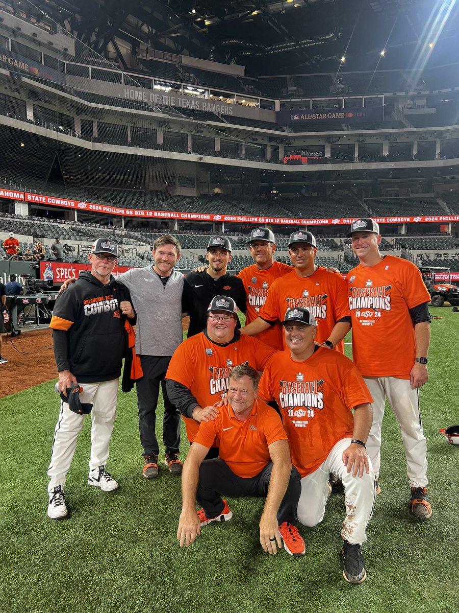 hubroberts43's tweet photo. The boys did it. Pretty good way to end a 11 day road trip.

#Big12Champs https://t.co/6zOr4VGita