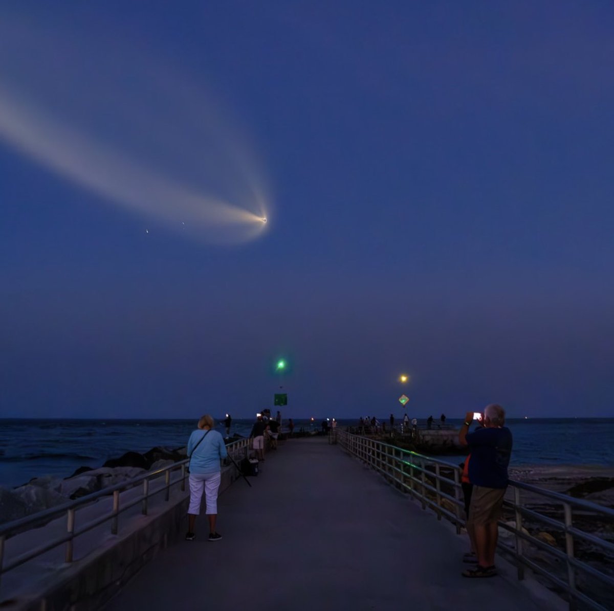 Did you know The Palm Beaches has the best rocket launch viewing spots?! 🚀🌴

#ThePalmBeaches #LOVEThePalmBeaches
📸 @captainkimo83