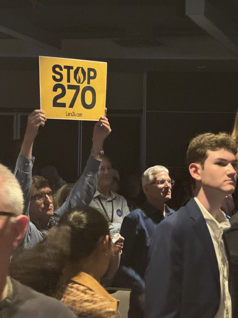 nikki_miumiu's tweet image. #2024大選前哨
#自由意志黨全國大會演說

說這些被 #羅拔甘迺迪 利用的自由意志黨左膠，像新民黨、像袁彌昌都是太看得起他們。
知道 3% 豆泥黨員舉著這個牌做什麼嗎？
他們是在說要 Contingent election，簡而言之是叫美國選民不要投票，讓國會選出總統。
中共有兩腳羊，美國都有人形豬。