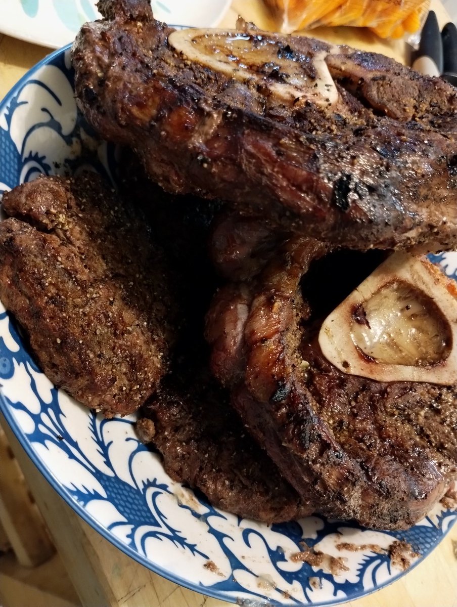 willdryson's tweet photo. Shank and ground beef tonight

I was so happy with the seasoning on the shank I didn't use any of my own dunk concoction 🤣💪 that's a big deal for me

#carnivore
#budgetsteak #beefshank

I do have leftovers ❤️ https://t.co/pEySIxQJki