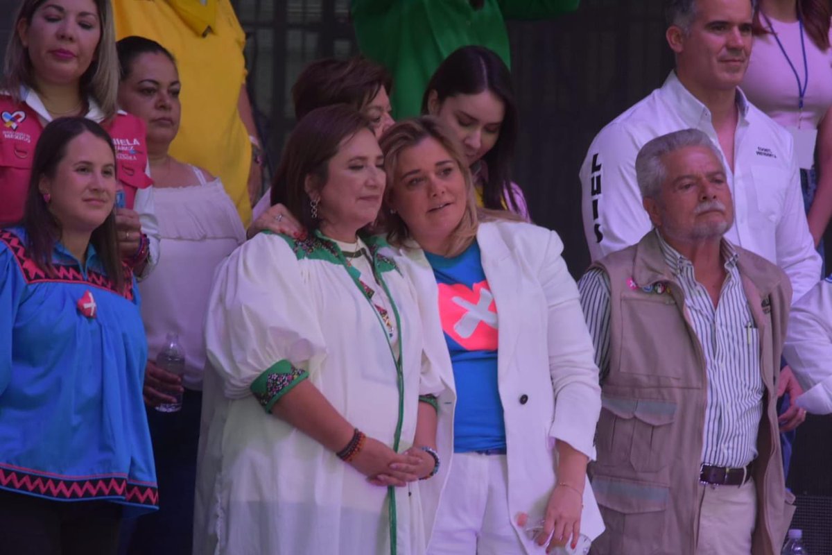 AndreaChavezTre's tweet photo. Esta tarde Maru Campos, Gobernadora de Chihuahua, violó la ley electoral acompañando a Xóchitl Gálvez en el templete de su evento.

No asiste a las reuniones de seguridad, no visita los municipios del estado que gobierna: es muy mala gobernadora, pero es muy buena para la grilla. https://t.co/3LVP05I9jP