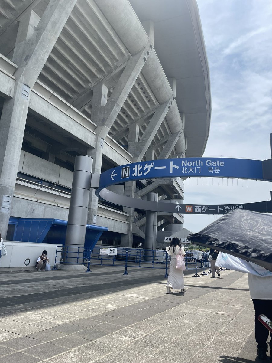 昨日と同じく北ゲート付近のところにこの鞄持って座ってます〜！
サウチェじゃない方いたらぜひ〜！