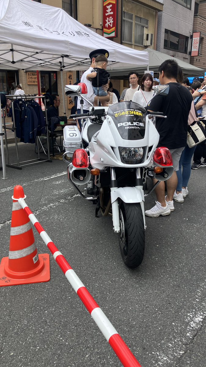 熊谷駅東口ティアラ前からニットーモール前で開催されてる熊谷ジモト化プロジェクトのイベントでパトカーなどの展示を見てきました！