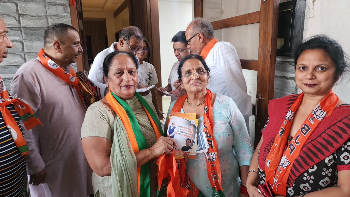 mandal35bjpchd's tweet photo. Door to door campaign to vote n support BJP candidate Sri Sanjay Tandon ji in Nirvana society under the guidance of Mandal president @nkshahi9 566 booth president sriTarsem Chand Sharma n Shakti Kendra pramukh Sri Virendra Singh ji, Booth palak Sri SK Mishra ji, Sri Ashok Sharma https://t.co/5dC0GoySlL