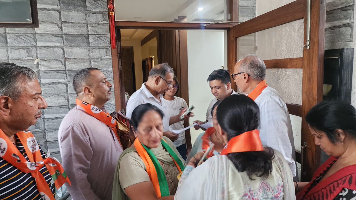 mandal35bjpchd's tweet photo. Door to door campaign to vote n support BJP candidate Sri Sanjay Tandon ji in Nirvana society under the guidance of Mandal president @nkshahi9 566 booth president sriTarsem Chand Sharma n Shakti Kendra pramukh Sri Virendra Singh ji, Booth palak Sri SK Mishra ji, Sri Ashok Sharma https://t.co/5dC0GoySlL