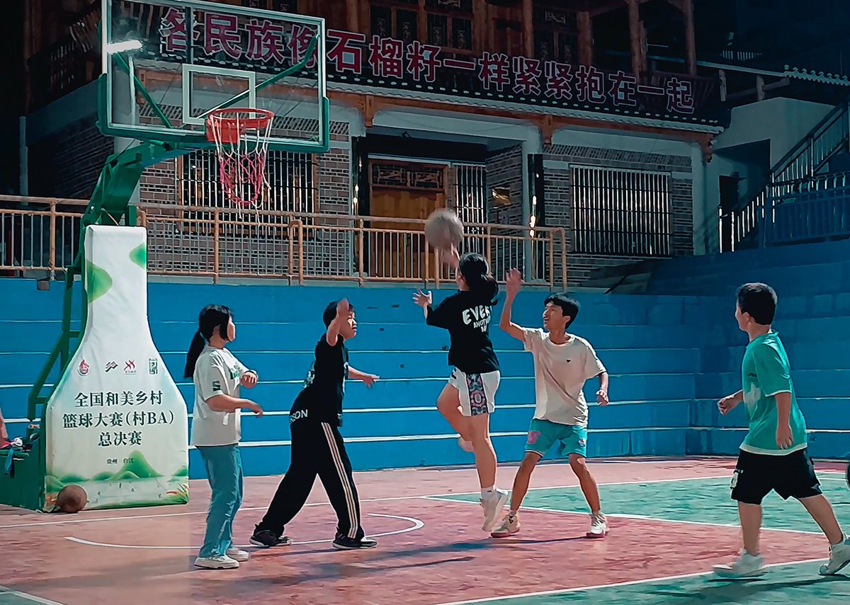 In July 2023, the renowned basketball star Stephon Marbury appeared on the VBA court in Guizhou, where he faced a one-on-one challenge from basketball enthusiast Yang Huixuan. #OurArena #GrassrootsSports #BehindTheScenes