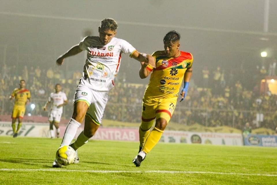 DiariodeCA's tweet photo. #DeportesDCA | Concluye el partido de ida de la final de la Primera División. Los leones, ya ascendidos, toman ventaja.
Marquense 2-0 Juv. Copalera
#Clausura2024 #FinalIda #PrimeraDiv
✍🏻 @MaxSPerez_GT
📷 Cortesía de Futbol de Primera División https://t.co/MJu7Dg5hVQ