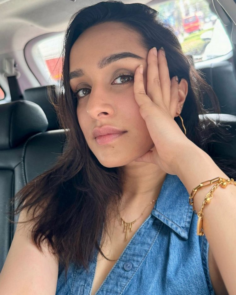 There's always a time for selfie !! #ShraddhaKapoor