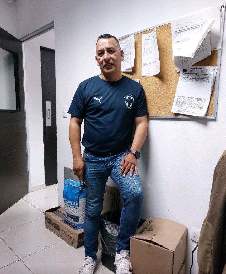 Este señor de 50 años. Es bien caliente y es Hetero curiosos es de Apodaca y le gusta meterse con jovencitos