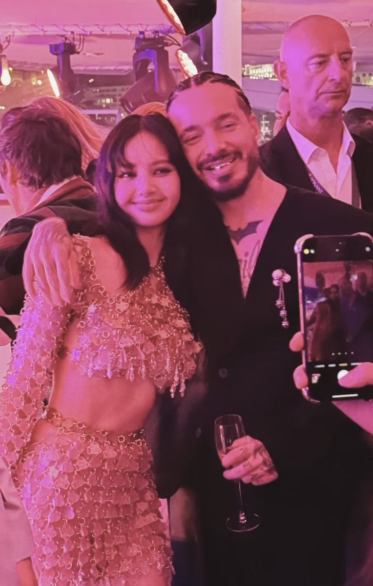 ลุคนี้จากแบรนด์ไทย! สาวลิซ่า BLACKPINK ที่งานปาร์ตี้ของ Tag Heuer ที่ Monaco ในชุดสุดเก๋จากดีไซเนอร์ไทยอย่างแบรนด์ Pipatchara ซึ่งเป็นที่รู้จักจากการนำขยะพลาสติกที่ใช้งานต่อไม่ได้มาอัปไซเคิลเป็นแฟชั่นสุดชิกนั่นเอง 

#ELLEnews 
#LISA #LALISA #Pipatchara