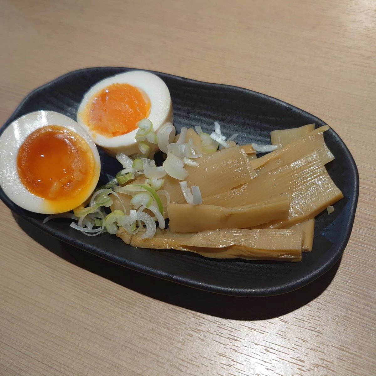 sumiyakifxloop's tweet photo. 【本日、1杯目→¥100のサービスDAY！🍻】
限定メニューのご紹介
・濃厚味噌ラーメン
・〆にピッタリざるラーメン
・ジャンボ焼き餃子
・煮玉子メンマ
日曜、月曜しか味わえないメニューです♪
#武蔵小杉グルメ #新丸子グルメ
#芝浦直送 #もつ焼き #もつ煮込み #もつ鍋 #安飲み #コスパ最高 #1杯目100円 https://t.co/J1nO5IIrgX