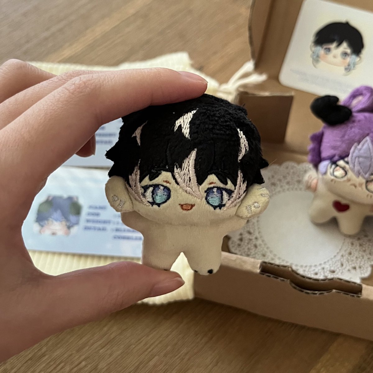 shuur0u's tweet photo. AAAA they arrived!!! 😭💖✨✨✨ thank you @chichippang for making my ocs the cutest!!!!!! ❤️❤️❤️❤️❤️ i cant stop looking at all the little details they have, they are perfect🥺❤️❤️ the ID cards are such a nice touch as well😭😭 thank you again💖 https://t.co/HBHtVqoVEU