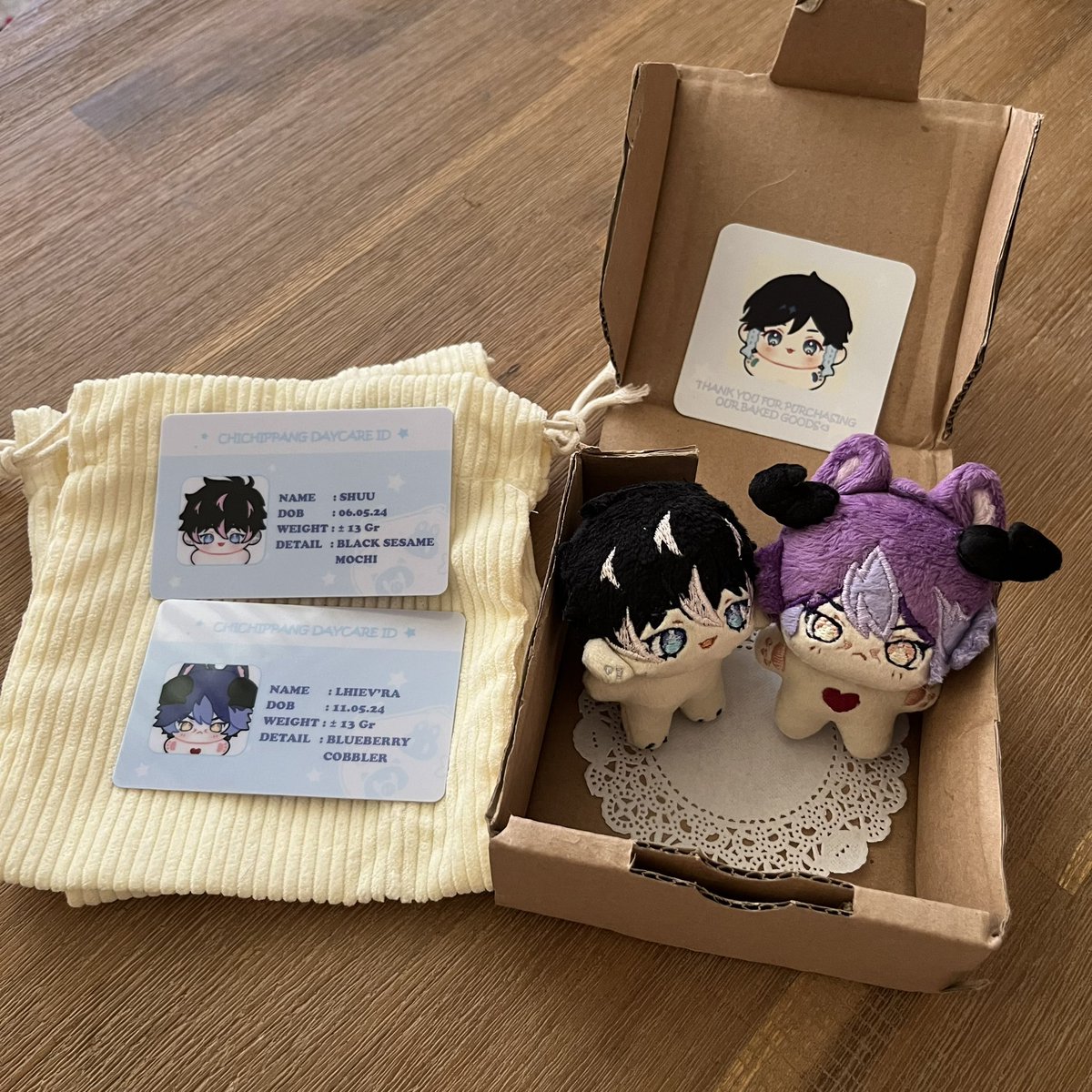 shuur0u's tweet photo. AAAA they arrived!!! 😭💖✨✨✨ thank you @chichippang for making my ocs the cutest!!!!!! ❤️❤️❤️❤️❤️ i cant stop looking at all the little details they have, they are perfect🥺❤️❤️ the ID cards are such a nice touch as well😭😭 thank you again💖 https://t.co/HBHtVqoVEU