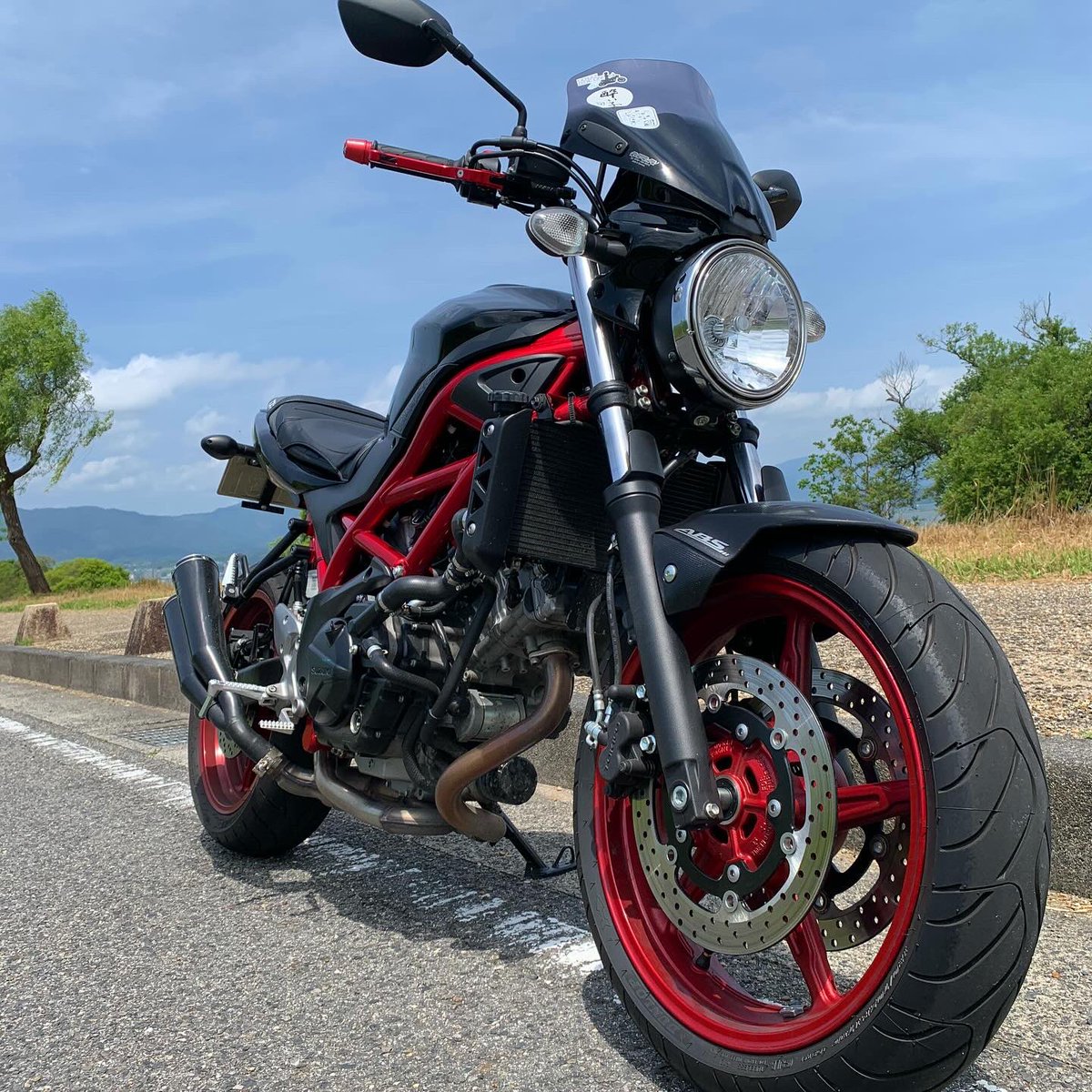 captain_panny's tweet photo. バイクでお散歩。
日曜日は車が多いし、早々に退散。

#ジドリストの集い
#バイクのある生活
#バイクのある風景
#バイクが好きだ
#バイク写真部
#仮想女子
#カコジョ
#SUZUKI
#sv650
#鈴菌
#バイク女子 ではない https://t.co/K5OdKh1W6L