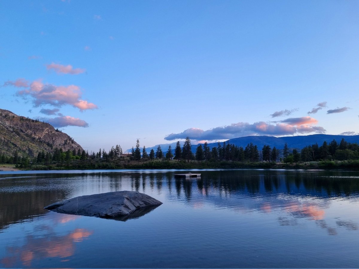 Mooie #reflectie op #GallagherLake. Fijne zondag😀 #natuur #landschap #lente #Canada #BC #Penticton #zonsondergang #mooieluchten