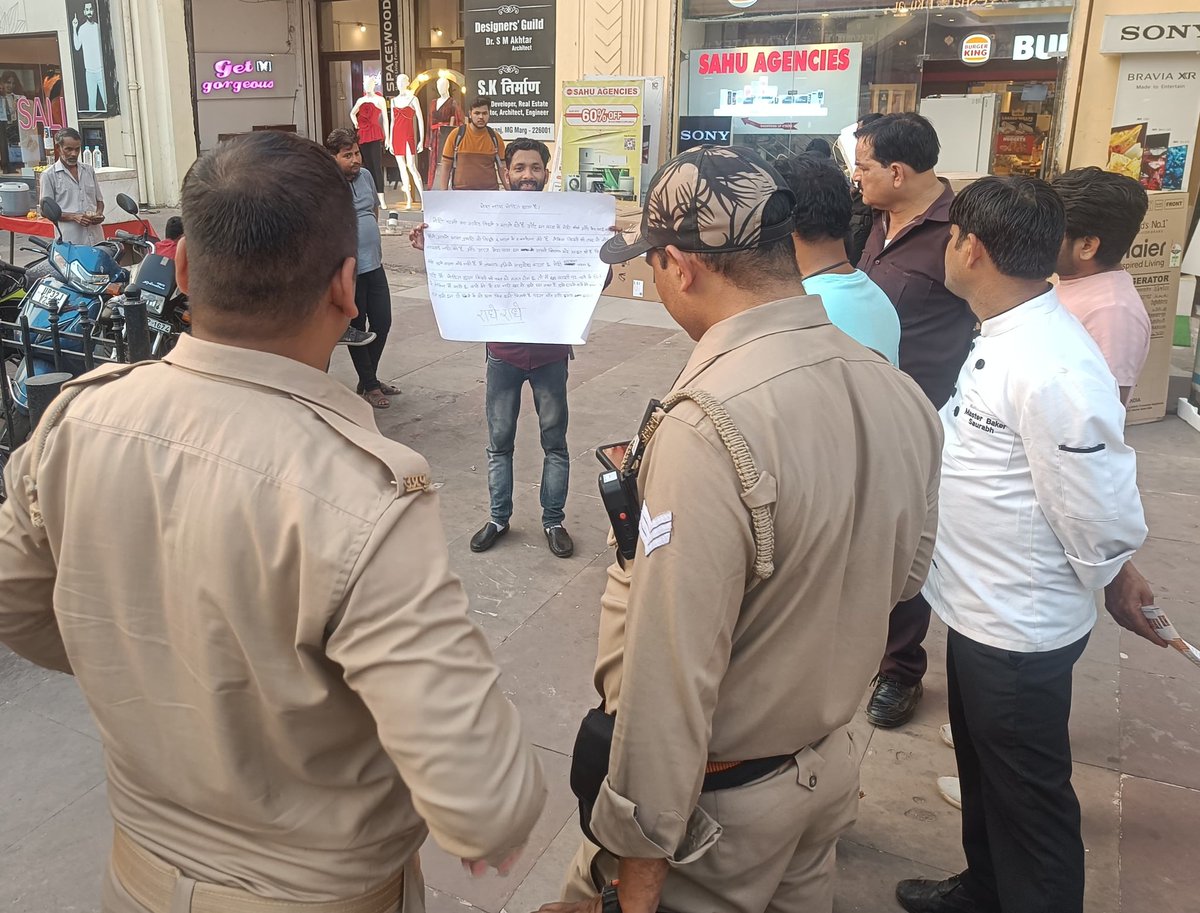 #mentooSuffer from the violence. This man is protesting in #Lucknow because police isn't filing case against his wife who has been into adulterous life for last 2 years..Why @lkopolice protecting this woman? #justice4MohitGupta Due to media ignorance #mentoo didn't took growth.