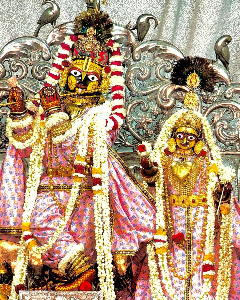 DrGopal_Sharma's tweet image. आज के श्रृंगार झांकी के दिव्य दर्शन

श्री श्री राधा-गोविन्द देव जी, जयपुर 🚩🙏🏻

#govinddevji