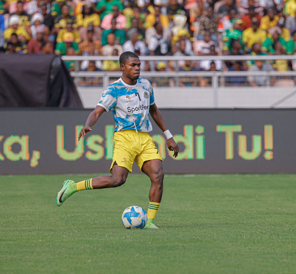 michael79543321's tweet photo. Alianza msimu akiwa wa moto sanaa ikafika muda akawa kama upepo umekata hafungi hatoi assist basi yakasemwa mengi sanaa nae wala hakujali akaendelea kulisakata tu kabumbu na sasa amekuja kutukumbusha kwambaa wakati wa mungu ndo wakati sahihi.
Muite #MAXZ https://t.co/LufBsrOPpF