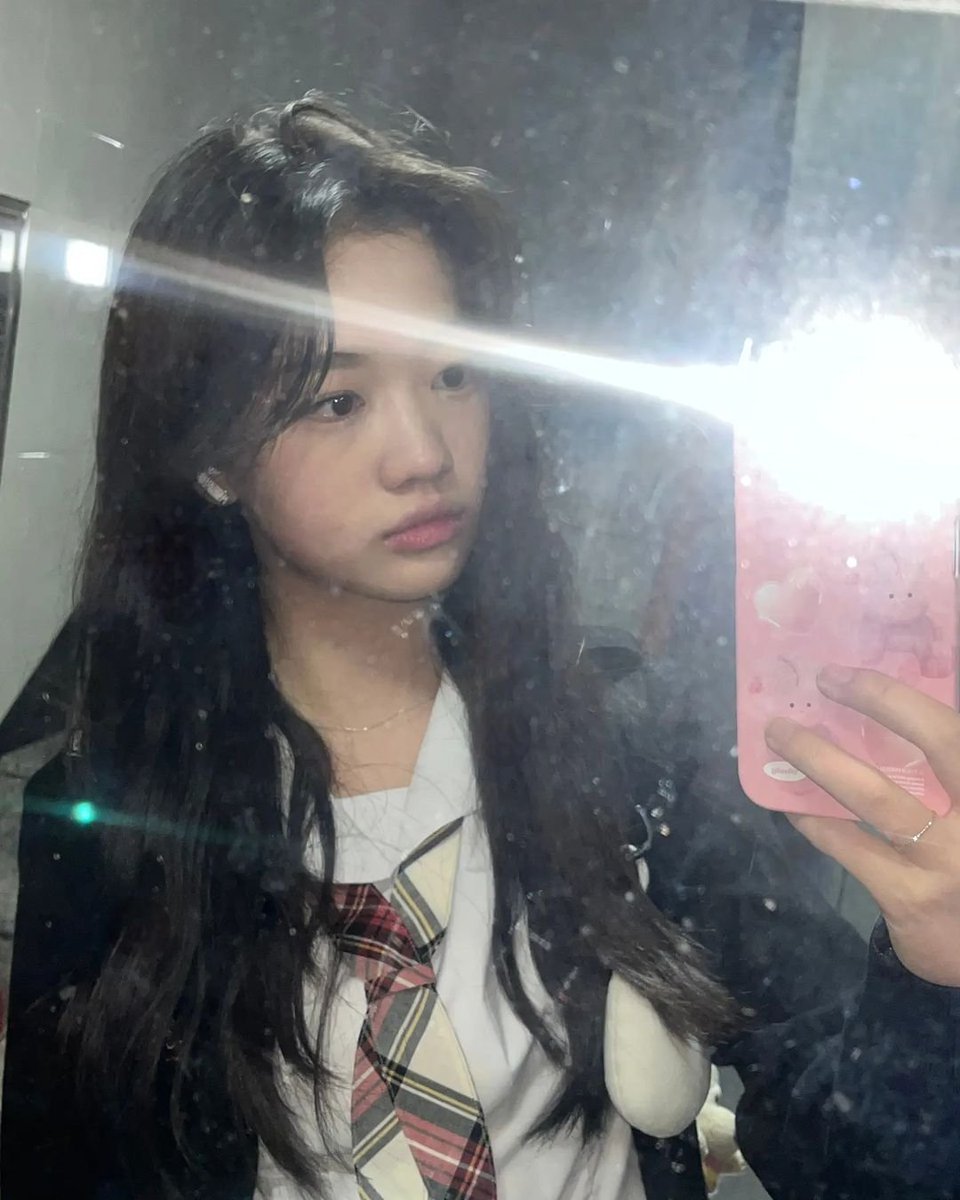 [#҉하은이]  
·  
⠀⠀  
Can’t believe she’s already wearing her summer uniform!
But it’s still chilly in the morning and at night!
Gotta wear something long for sure~~

 .