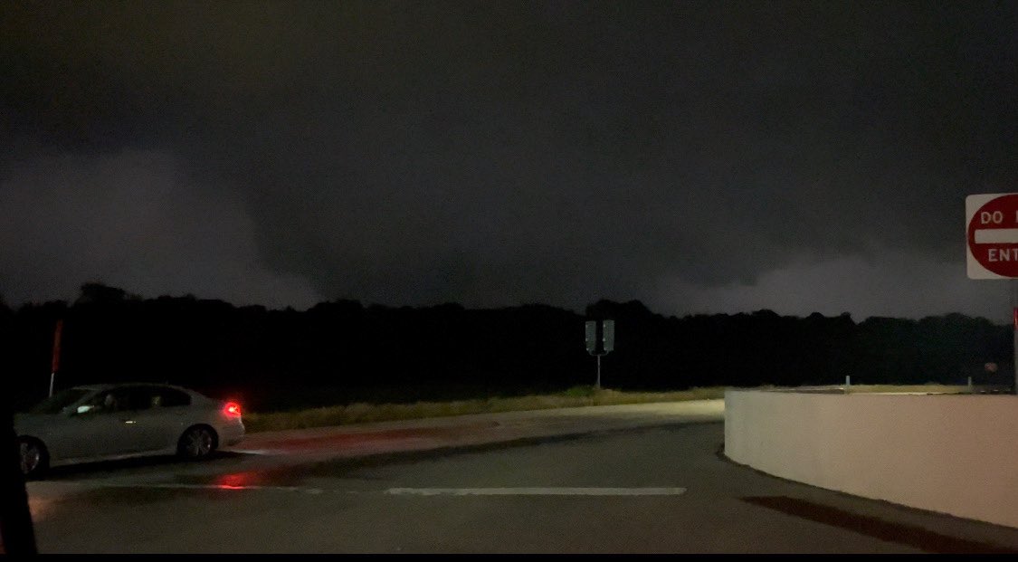 Just northwest of Melissa, Texas about 5 minutes ago. We’ve seen intermittent power flashes at times. Taken at Highway 75 and Bucees Blvd. #txwx @NWSFortWorth