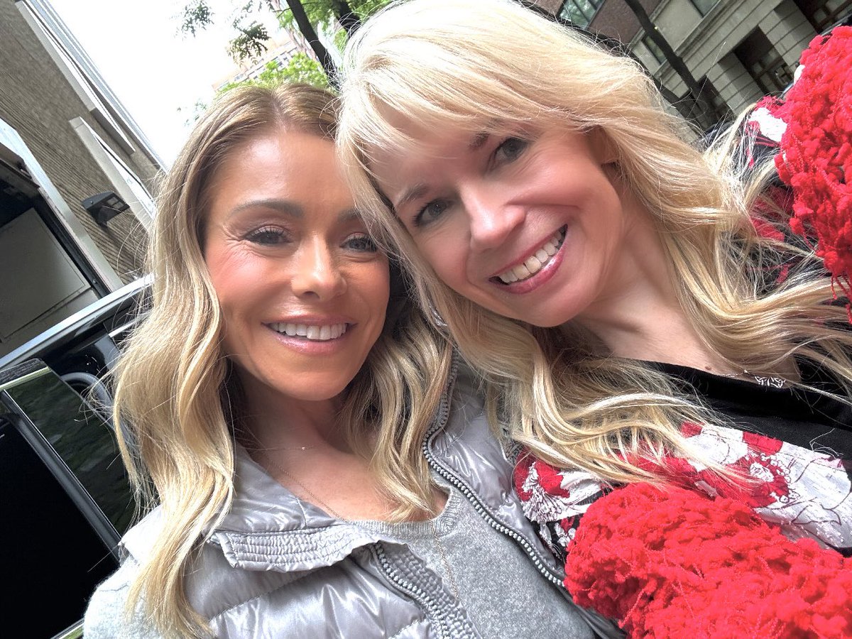 RobertaRT's tweet photo. In NYC on my Birthday @KellyRipa @MarkConsuelos #kellyripa #markconsuelos #livewithkellyandmark #mybirthday #may https://t.co/iFPpqOQyyh