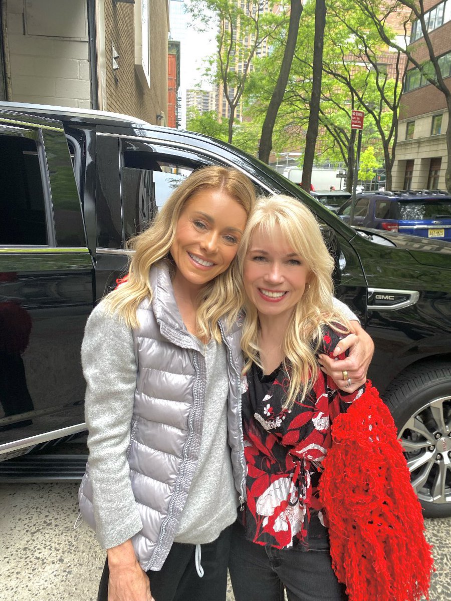 RobertaRT's tweet photo. In NYC on my Birthday @KellyRipa @MarkConsuelos #kellyripa #markconsuelos #livewithkellyandmark #mybirthday #may https://t.co/iFPpqOQyyh
