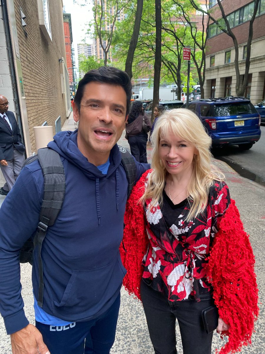 RobertaRT's tweet photo. In NYC on my Birthday @KellyRipa @MarkConsuelos #kellyripa #markconsuelos #livewithkellyandmark #mybirthday #may https://t.co/iFPpqOQyyh