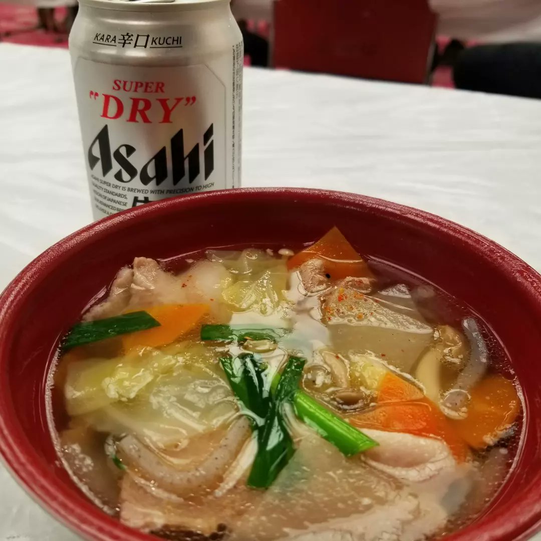 BroncoHamada's tweet image. 練習後は夏場所千秋楽観戦
まずは腹ごしらえ

今日のちゃんこは塩
豚肉たっぷりでコスパ良し(500円)
なぜか千秋楽に味噌ちゃんこが来ないので、味噌だけ未体験^^;

ソフトクリームはこの売店のはコーン無しだった😅
#国技館ちゃんこ